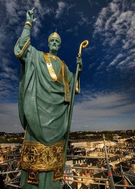 A Tours, la statue de saint Martin en bronze - Chrétiens Aujourdhui