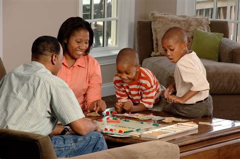 File:Family playing board game.jpg - Wikimedia Commons