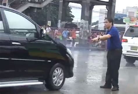 Mar Roxas practicing his traffic control skills Archives | DailyPedia