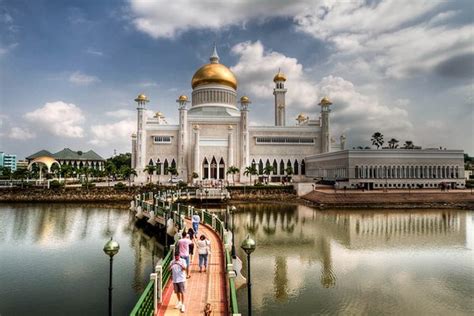 Subir toma una foto Excéntrico palacio de nurul iman pandilla social Limón