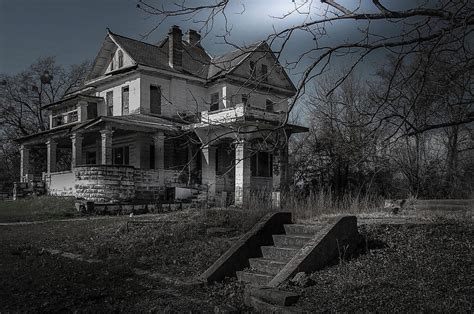 10 Horrifying Haunted Houses Around The World You Can Visit - WorldAtlas