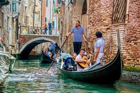 Venice Carnival :: Gondola Serenade