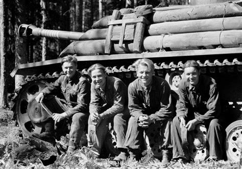 Finnish StuG III crew pose with their log armored steed : TankPorn