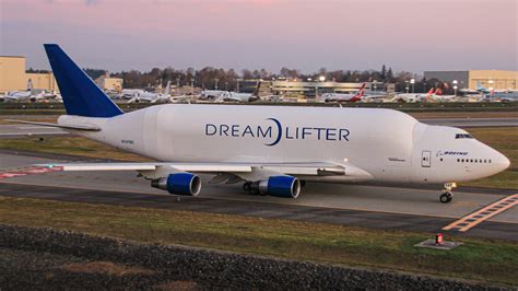 The Airbus Beluga vs. The Boeing Dreamlifter - AeroXplorer.com