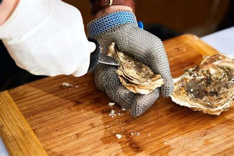 5 Best Oyster Shucking Gloves Of 2024 - Foods Guy