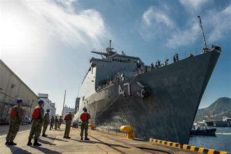 USS Rushmore arrives in Sasebo for forward-deployed duties > U.S ...