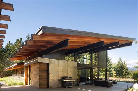 Steel beams support dramatic roof overhangs at Washington state retreat ...