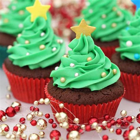 Easy Christmas Tree Cupcakes - Mama Loves to Cook