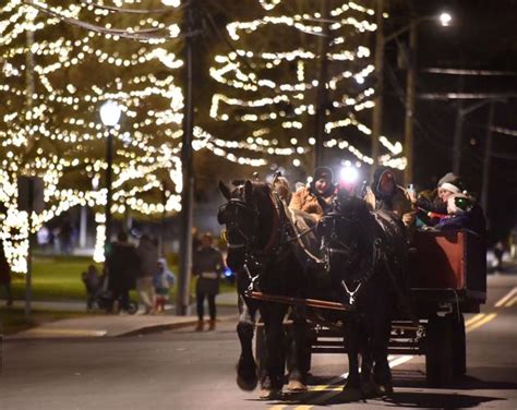 SLIDESHOW: Holiday Happenings in Andover | Gallery | andovertownsman.com