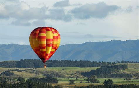 Balloons soar over New Zealand at Wairarapa Balloon Festival - Global Times