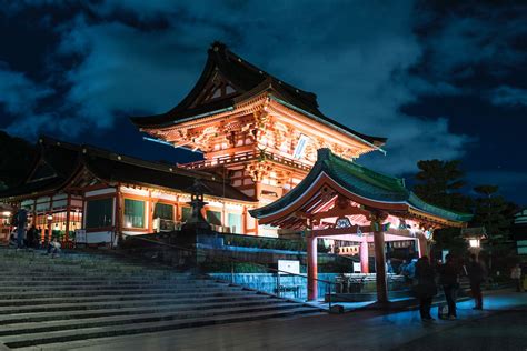 Kuil Fushimi Inari, Persembahan untuk Dewa Padi Shinto - Spesialist ...