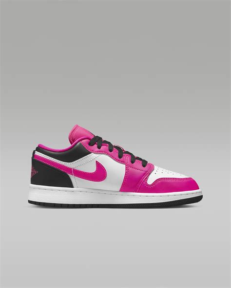 Air Jordan 1 Low Older Kids' Shoes. Nike IL