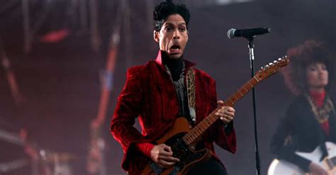 The Best Prince Guitar Solos Of All Time, Ranked By Fans