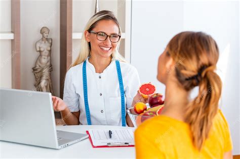 Premium Photo | Female nutritionist giving consultation to patient