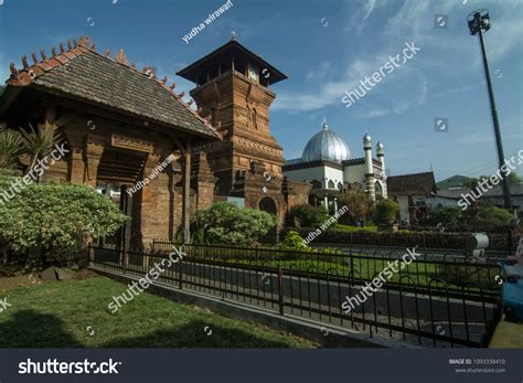 Akses Pintu Selatan Menuju Makam Sunan Stock Photo 1093338410 ...