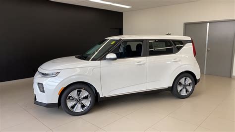 LIVE: 2022 Kia Soul EV Premium. The Short Range EV reviewed in detail ...