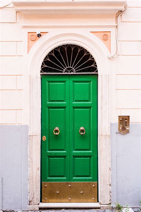 «Green Doors With Golden Door Knockers.» del colaborador de Stocksy ...