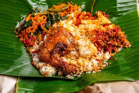 Premium Photo | Indonesian padang food or nasi bungkus with padang ...