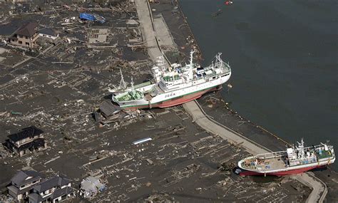 Tsunami 2011 / Japan earthquake Tsunami 2011 Shocking video killing ...