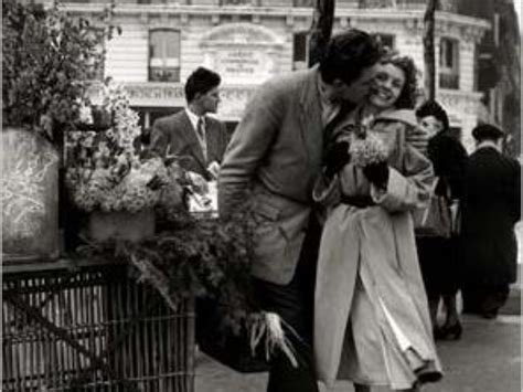 Robert Doisneau, The Kiss | Robert doisneau, Black and white ...