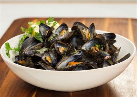 Savory Steamed Mussels in White Wine Broth - Super Safeway