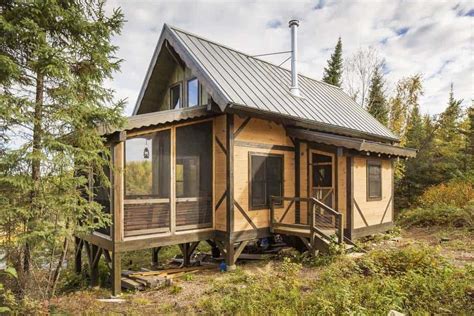 600-square-foot off the grid cabin surrounded by wilderness in Minnesota