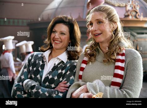 WENDY CREWSON & ELIZABETH MITCHELL THE SANTA CLAUSE 3: THE ESCAPE Stock ...