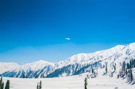 Experience Snowfall in Kashmir - Admire the white draping of the hills ...