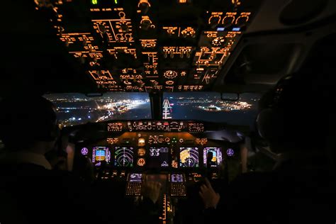 Boeing 737 landing cockpit view : r/aviation