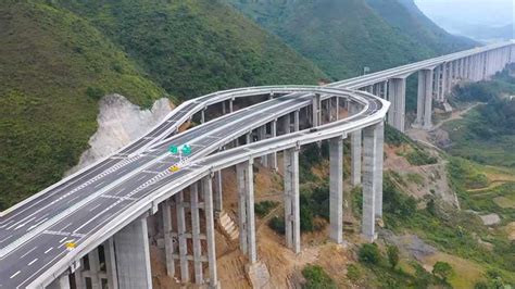 China: si la carretera tiene que subir la montaña, la sube ...