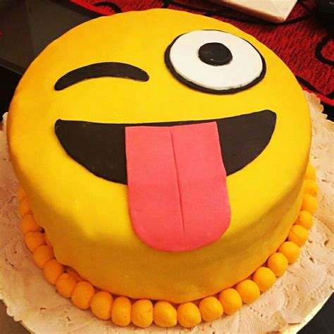 Emoji cake | Bolo de emoji, Sobremesa, Bolo de cupcake