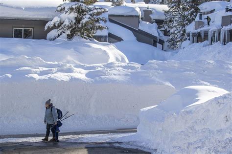 Photos of a 'Mammoth' snowfall: California town gets hit with 10 feet ...