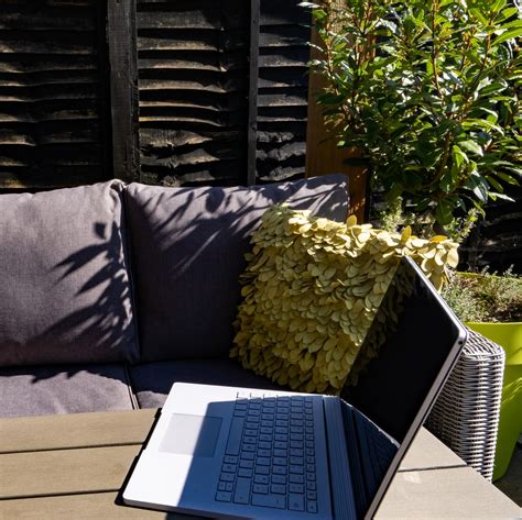 How To Care & Use Laptop In The Sun - Reduce Sun Glare In Garden