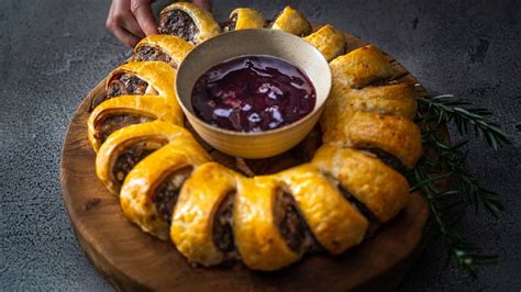 Venison sausage roll wreath | Fresh recipes NZ