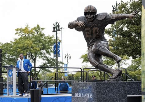 Detroit Lions Unveil Statue To Honor 1988 Heisman Winner Barry Sanders ...