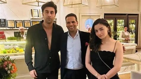 Alia Bhatt with Ranbir Kapoor stuns in a black dress during their date ...