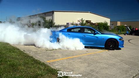 Dodge Charger Hellcat Burnout - YouTube