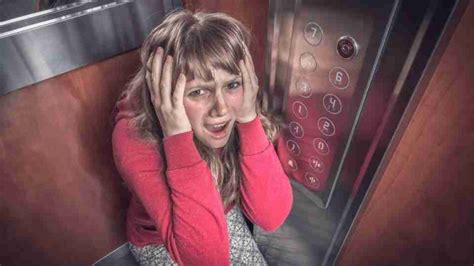 Claustrophobia - Signs, Symptoms, Causes, Types & Treatment