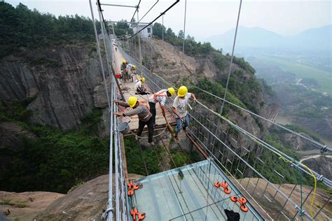 It looks smashing! Terrifying glass-bottomed bridge in China with ...