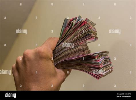 Hand holding stacks of Sudanese Pound banknotes Stock Photo - Alamy