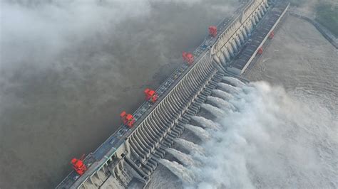 Live: Three Gorges Dam discharges its largest flood peak三峡枢纽开启11孔泄洪 ...