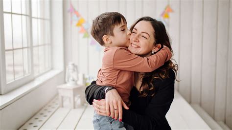 El auge de las madres y los padres solteros: desafíos de la crianza ...