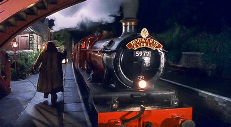 Harry Potter and the Sorcerer’s Stone - Hogwarts Express at Hogsmeade ...