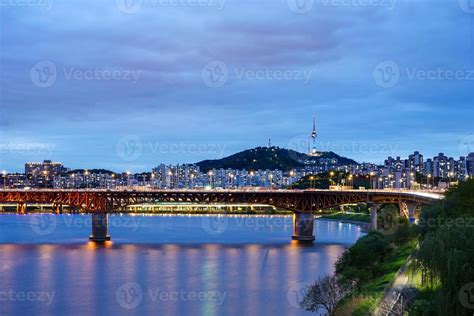 Night View of Seongsu Bridge and Namsan Tower in Seoul, Korea 10517749 ...