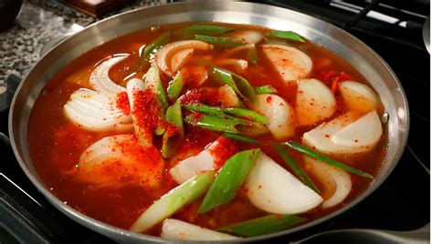 Kimchi stew with tuna (Chamchi-kimchi-jjigae: 참치김치찌개) recipe by Maangchi