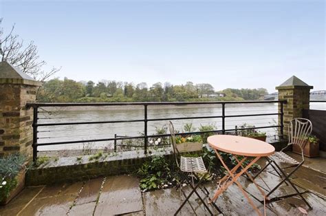 Studio flat for sale in Mortlake High Street London SW14