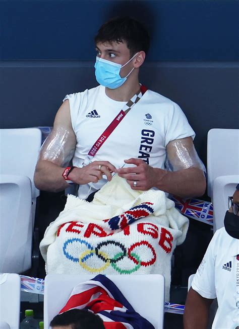 Tom Daley casually knitting a pouch for his gold medal at the Olympics ...