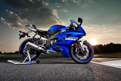 Yamaha YZF-R6 - Premium Motosiklet