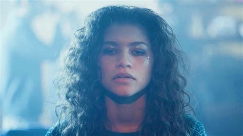 Zendaya は、ブラレスのレトロな外観のシースルー トップをロックします。 - Nipponese