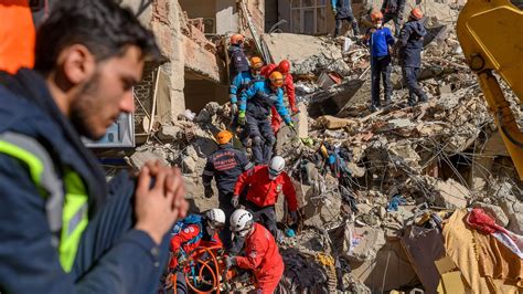 Turkey earthquake: Rescue efforts under way — photos